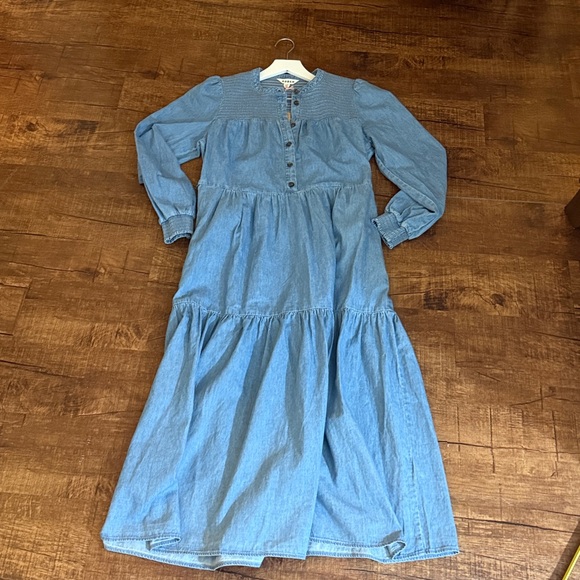 Boden Size 8 Cecily Light Denim Midi Dress.
New with tags. - Picture 6 of 6